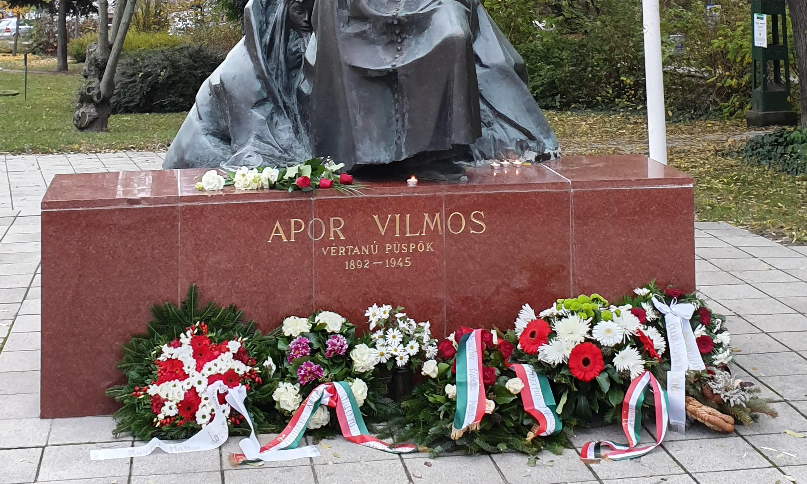 A MMLSZ megkoszorúzta Apor Vilmos püspök emlékművét