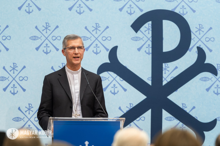 Vezető káplánunk, Martos Levente Balázs püspök írása a Magyar Kurírban